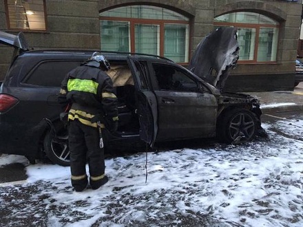 МВД проводит проверку после поджога автомобилей возле офиса адвоката Алексея Учителя