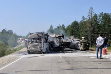 В ДТП с грузовиком и микроавтобусом в Якутии погибли три человека