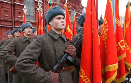 На Красной площади проходит марш в честь военного парада 1941 года