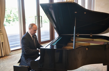 Владимир Путин сыграл на рояле перед встречей с председателем КНР