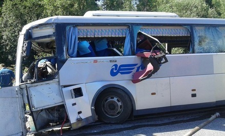 11 человек погибли при столкновении автобуса и грузовика в Красноярском крае