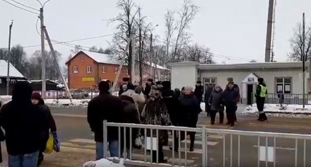 В Новгородской области жители посёлка перекрыли федеральную трассу из-за закрытия больницы