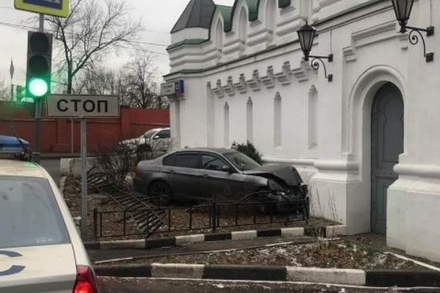 Водитель на BMW врезался в забор храма Иоанна Богослова на юго-востоке Москвы