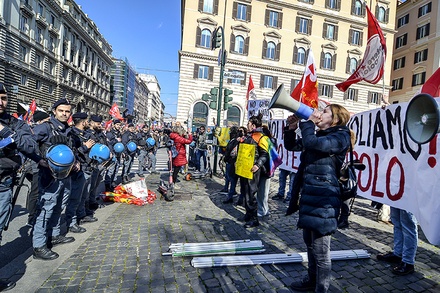 В Италии прошли акции против отправки оружия на Украину