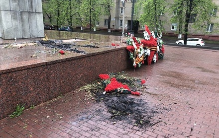 В Челябинске пьяный мужчина сжёг венки и цветы на мемориале «Защитникам Отечества»