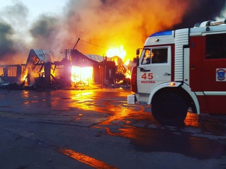 Площадь крупного пожара на московском строительном рынке «Мельница» достигла 1500 кв. м