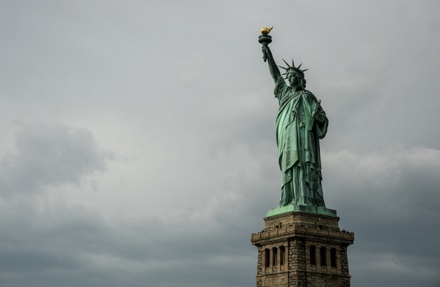 Полиция Нью-Йорка задержала женщину, залезшую на статую Свободы