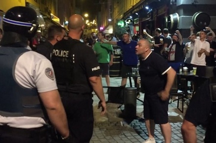 Британские футбольные фанаты устроили беспорядки в центре Марселя