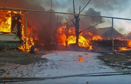 В Екатеринбурге горят четыре частных жилых дома