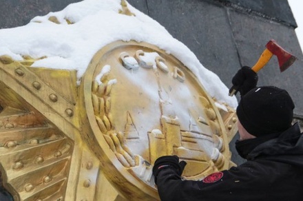Во Львове демонтировали стелу Монумента Славы