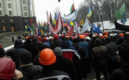 У Минэнерго Украины в Киеве началась потасовка между шахтёрами и охраной