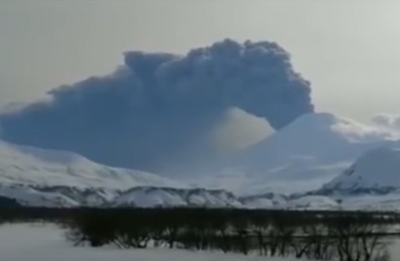 Длина шлейфа пепла вулкана Камбальный на Камчатке превысила 900 км
