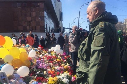 Александр Бастрыкин возложил цветы к народному мемориалу в Кемерове