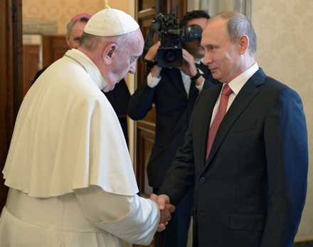 В Кремле рассказали, о чём беседовали Папа Римский и Владимир Путин