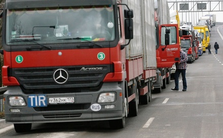 Киев начал консультации с Евросоюзом по транзиту российских грузовиков