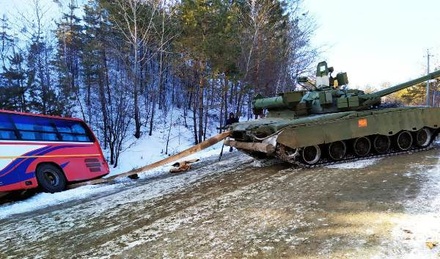 В Приамурье танк вытащил из кювета упавший автобус