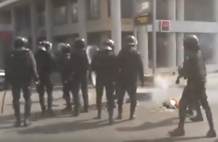 Полиция применила слезоточивый газ против зачинщиков беспорядков в Париже