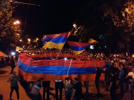 Полиция обещает разогнать протестующих в Ереване