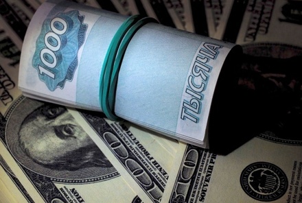Экономист отметил необычное поведение рубля после повышения базовой ставки в США
