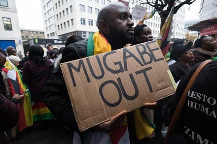 Правящая партия Зимбабве дала Мугабе меньше суток для добровольной отставки