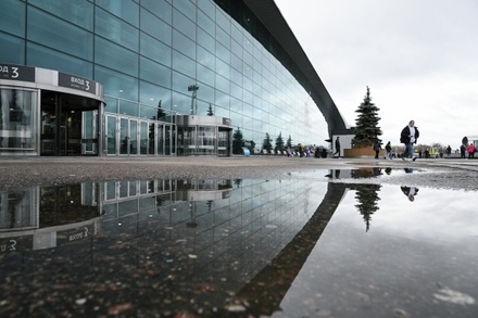 Аэропорт Домодедово снова приостановил работу после ночной атаки беспилотников