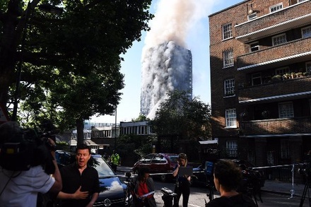 Более 50 пострадавших при пожаре в жилом доме в Лондоне доставлены в больницы