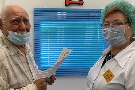 Прививку от коронавируса сделал 91-летний житель Домодедова