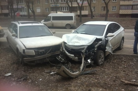 Водитель протаранил 11 автомобилей во дворе дома в Челябинске
