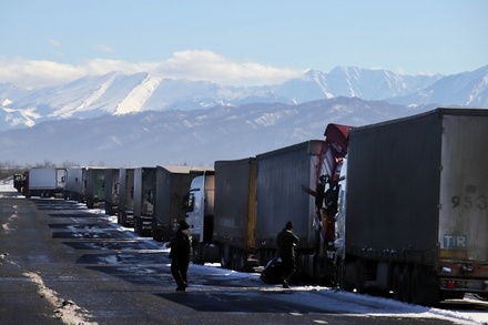 Военно-Грузинскую дорогу вновь закрыли для грузовиков