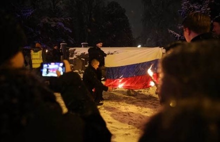 В Хельсинки во время массового шествия сожгли российский флаг