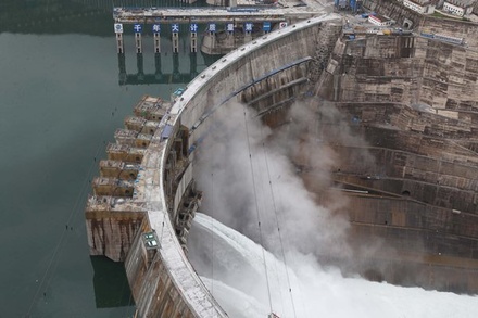 В Китае крупнейшая в мире ГЭС начала сбрасывать воду в Янцзы
