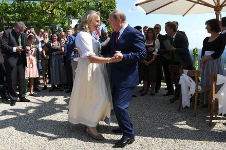 Путин побывал на свадьбе главы МИДа Австрии и станцевал с невестой