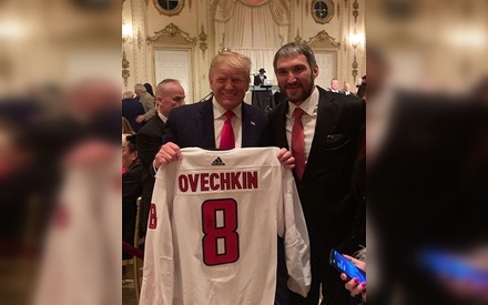 Александр Овечкин подарил Дональду Трампу свитер со своей фамилией