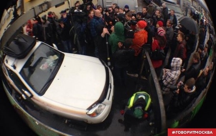 Задержанную в Москве машину с водителем сняли с эвакуатора