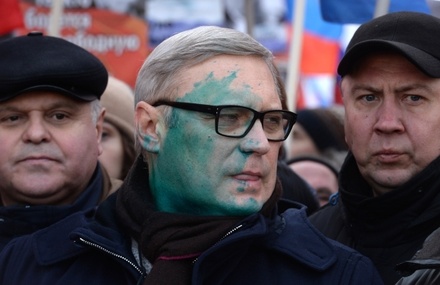 Михаила Касьянова облили зелёнкой на марше памяти Немцова в Москве