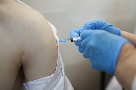 Главный инфекционист США заявил о необходимости третьего укола вакциной от COVID-19