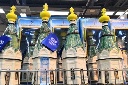 Жители Красноярска возмутились водкой в бутылках в виде православной часовни