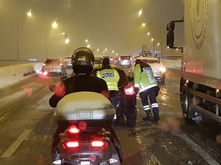 Снегопад привёл к транспортному коллапсу в Париже