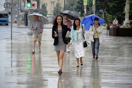 В МЧС предупредили жителей Москвы о сильных дождях и грозах в воскресенье