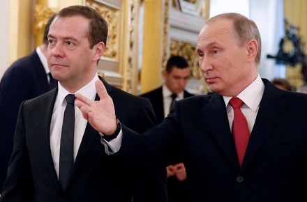 Путин попросил Медведева научить Мединского смотреть хоккей не только с мужчинами