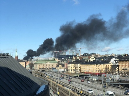 В центре Стокгольма взорвался и загорелся автобус