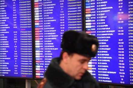 СМИ: в аэропорту Домодедово водитель протаранил пункт пропуска