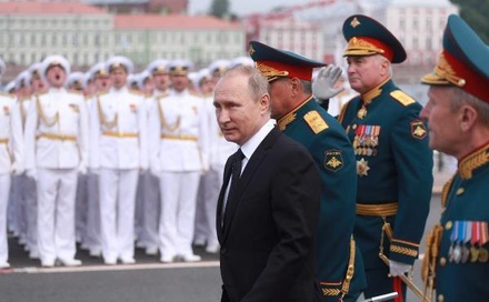 Путин принимает парад в Петербурге в честь Дня ВМФ