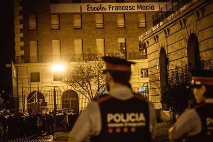 Несколько человек ранены в столкновениях с полицией в Каталонии