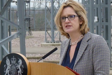 Глава МВД Великобритании ушла в отставку из-за скандала с мигрантами