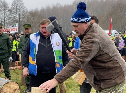 Александр Лукашенко показал мастер-класс на чемпионате по колке дров