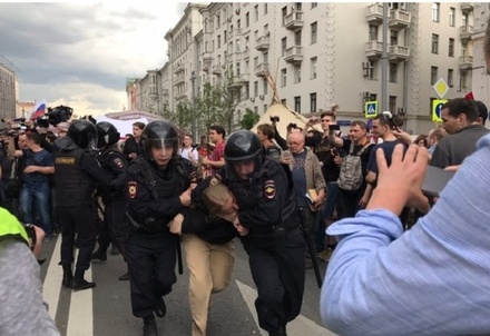 МВД назвало число задержанных на акциях протеста в Москве и Петербурге