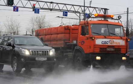 Автомобилисты сообщили о массовом ДТП возле Шереметьева из-за обледеневшей после полива дороги 