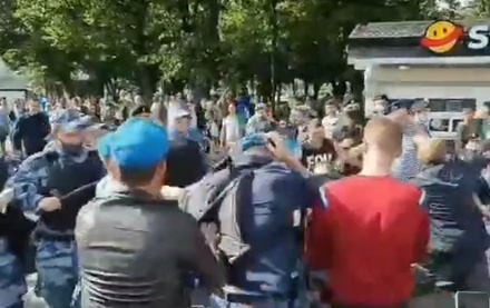 В Москве в парке Горького произошла драка десантников с росгвардейцами