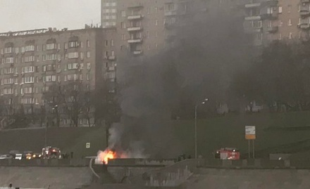 В центре Москвы Maserati врезался в фонарный столб и загорелся, водитель погиб